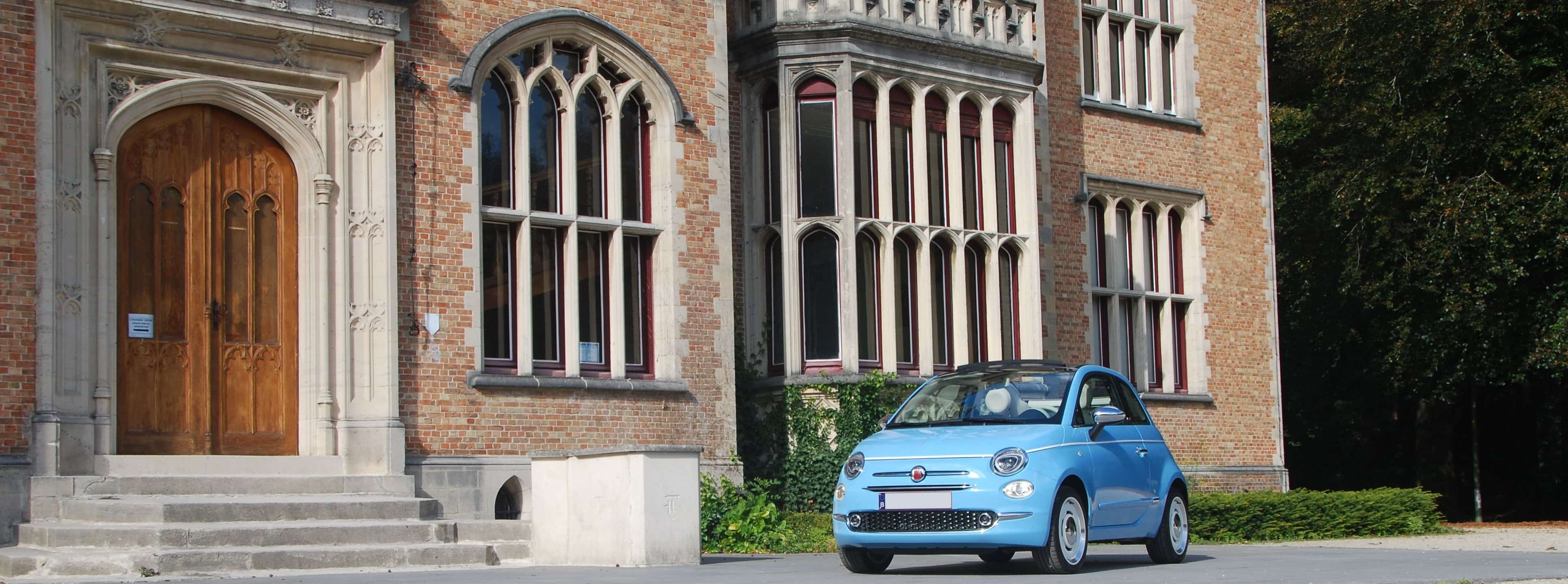 Een huurauto fiat 500 met 5 zitplaatsen voor rijbewijs B en manueel schakelen. Dit is een foto in Zedelgem.