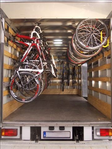 In deze huurwagen kunnen er 28 fietsen geplaatst worden, zowel met schijfremmen als zonder schijfremmen. Er is ook voldoende bagage ruimte