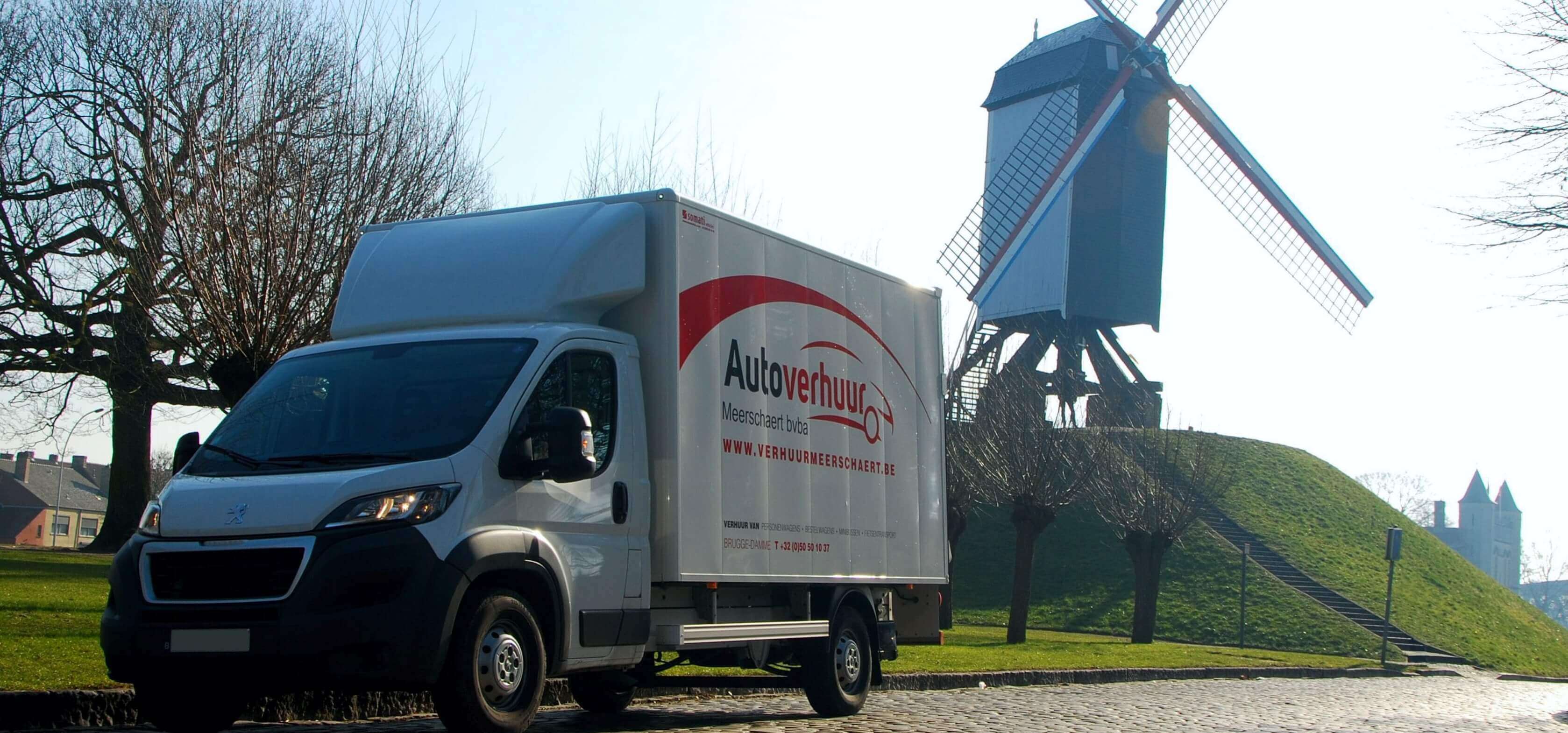 Een grote huurwagen bestelwagen met laadklep voor fietsvakanties inclusief GPS airco bluetooth cruise control. Foto Brugge