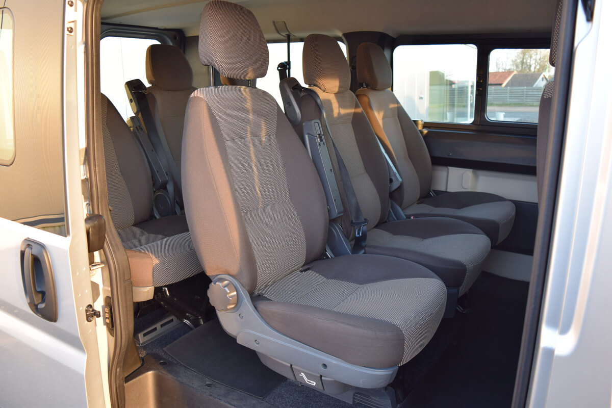 De binnenzijde van een minibusje met afzonderlijke zetels. Ideaal voor een comfortabele reis of voor het vervoer van personeel