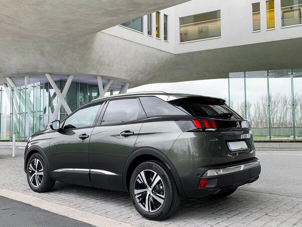 Een huurwagen peugeot 3008 inclusief GPS airconditioning bluetooth cruise control AUX USB CarPlay Connect Radio