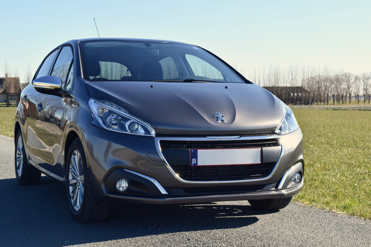 Een huurwagen peugeot 208 inclusief GPS airconditioning bluetooth cruise control AUX USB CarPlay Connect Radio