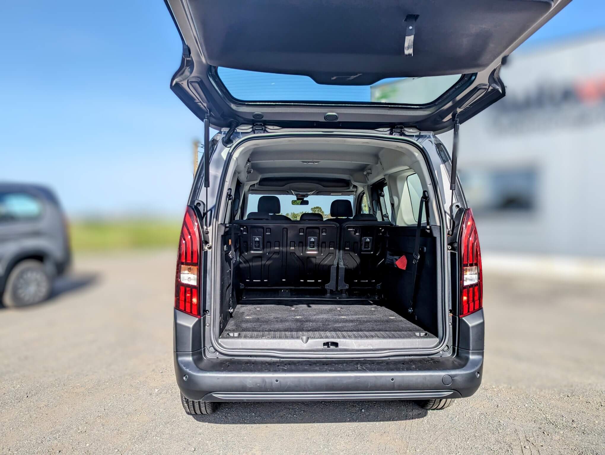Practical luggage compartment of the Peugeot Rifter at Autoverhuur Meerschaert